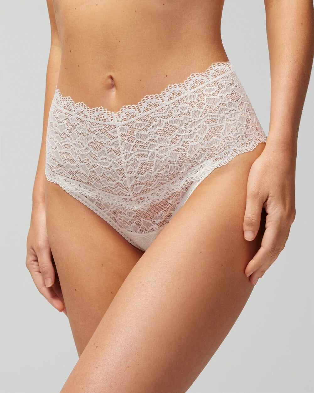 High-Waist Thong Panty with Enchanting Lace - Soma