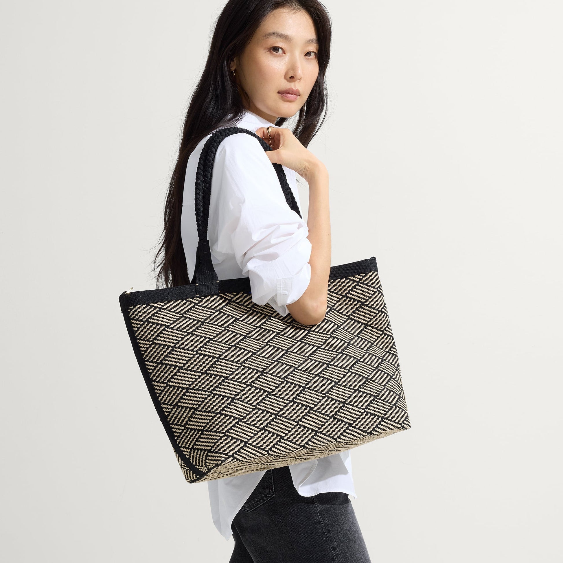 Rothys The Lightweight Zipper Tote in Polar Zig Zag
